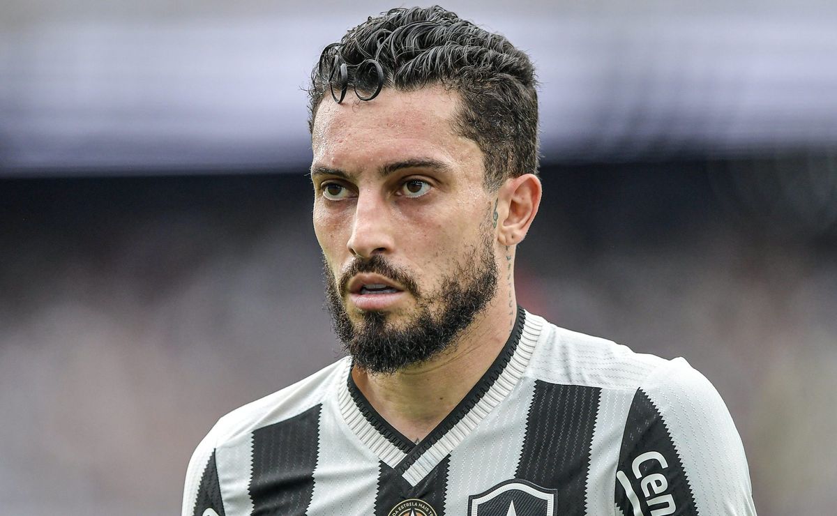 alex telles relembra saída do al nassr e chegada ao botafogo: “fiquei realmente chateado com a situação”