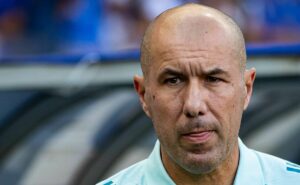 leonardo jardim desabafa após tropeço do cruzeiro e aponta problemas graves: “saída de bola”