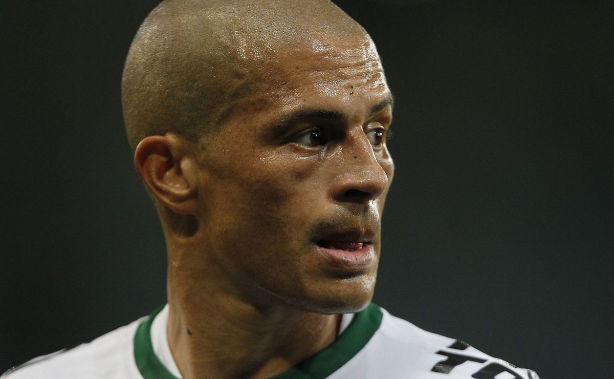 alex rasga elogios ao trabalho de filipe luís no flamengo e cita jorge jesus: “ainda tem”