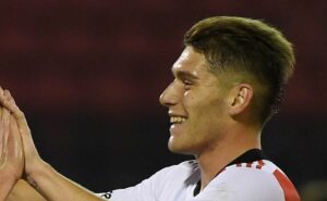 santos e benfica se acertam e diretoria busca acordo com benjamín rollheiser para fechar contratação