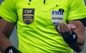 torcedores de palmeiras e corinthians questionam escolha da fpf por árbitro: “só ele apita?”