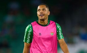 palmeiras espera vitor roque após barcelona abrir conversa para resolver problema imediato com real betis