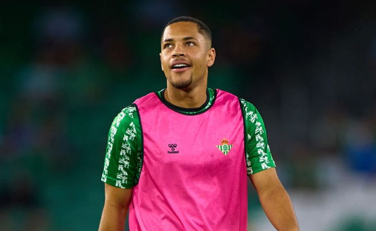 palmeiras espera vitor roque após barcelona abrir conversa para resolver problema imediato com real betis