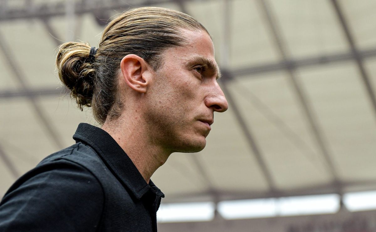 filipe luís enaltece o corinthians e fica impressionado com a neo química arena: “É o melhor”