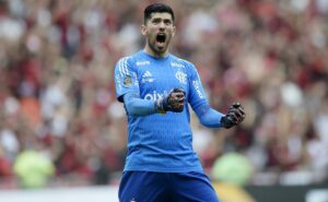 rossi, goleiro do flamengo, faz críticas à bola do carioca: “temos que treinar muito”