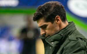 auxiliar de abel ferreira justifica ausência de estêvão entre os titulares do palmeiras: “não quisemos arriscar” 