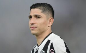 savarino manda recado a filipe luís antes de botafogo x flamengo pela supercopa: “continuar ganhando”