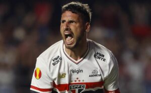 calleri desencanta no são paulo e brinca com oscar protestando autoria do primeiro gol: “então são…”