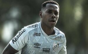 filho de robinho é cortado de última hora no santos e assiste partida do camarote  