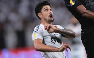 rescisão de joão basso após corinthians x santos é aprovada pela torcida após atuação ruim