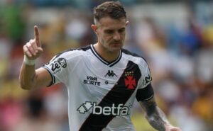 vasco x fluminense: duelo de dois dos maiores artilheiros estrangeiros do cruz maltino