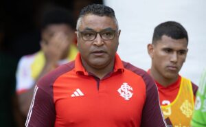 roger machado elogia victor gabriel após bom desempenho no gre nal 444