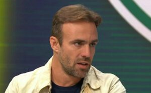 roger flores reprova atuações de payet e philipe coutinho na vitória do vasco na copa do brasil