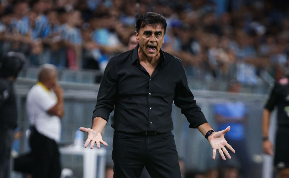 quinteros se irrita e cobra mais intensidade do grêmio: “precisa termais gana!”