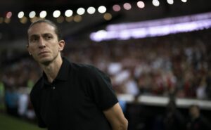 filipe luís busca revanche contra seu único algoz do início da carreira, o fluminense