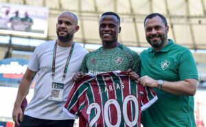 arias faz jogo 200 com a camisa do fluminense, é homenageado e decide jogo
