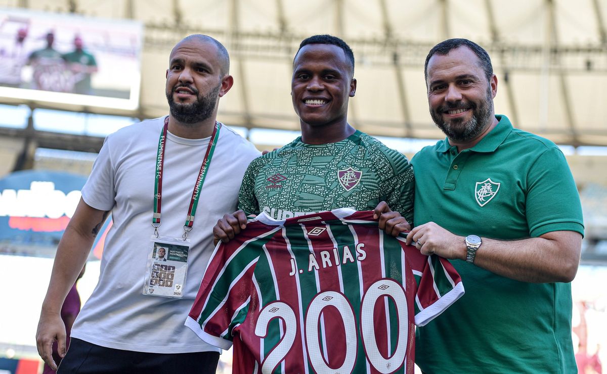 arias faz jogo 200 com a camisa do fluminense, é homenageado e decide jogo