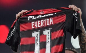 flamengo terá que adaptar o uniforme para  disputa do super mundial de clubes da fifa, veja as alterações