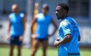 francis amuzu já tem data cravada para jogar no grêmio após ser anunciado