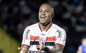 exclusivo: alexandre de jesus comenta sobre o gol contra o santos de neymar e bastidores da partida