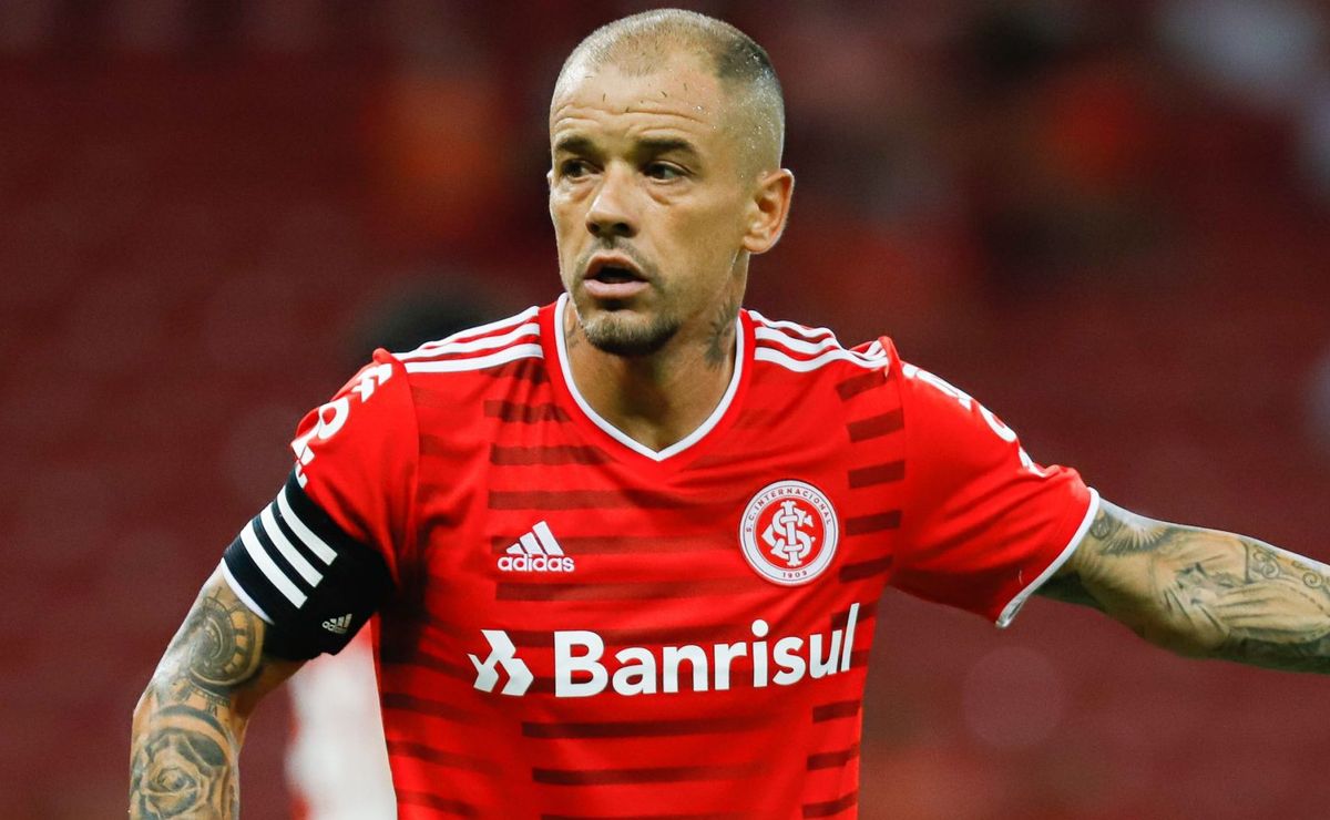 mesmo fora de campo, d’alessandro incendeia bastidores do internacional antes do gre nal