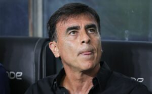 quinteros reforça urgência do grêmio na busca por zagueiro para a temporada: “precisamos”