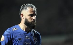 torcida do são paulo volta a criticar jandrei: “nem a chapecoense quis”