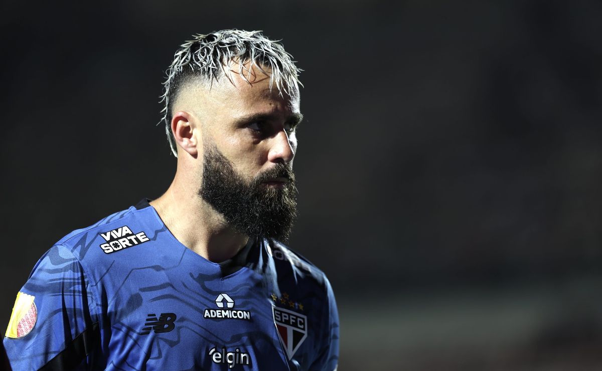 torcida do são paulo volta a criticar jandrei: “nem a chapecoense quis”