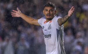 chegada de tiquinho faz pedro caixinha afastar atacante no santos e furch pode rescindir essa semana