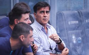 quinteros elogia elenco do grêmio, mas reforça pedido por novos jogadores: “precisamos de…”