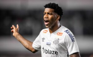 entrada de gil melhora o sistema defensivo do santos e pedro caixinha vê reviravolta acontecer