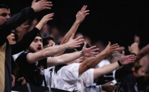 influenciadores vendem ingressos para corinthians x santos e geram revolta da torcida