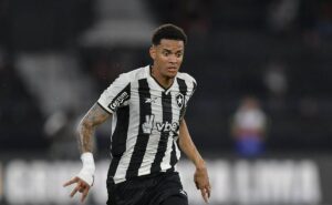 botafogo estende contrato do volante newton até 2028 e aumenta seu salário