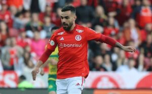torcida do internacional critica bruno henrique por atuação apagada no primeiro tempo