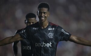 carlinhos chega ao vitória após deixar o flamengo já com tudo em salvador e garante triunfo do rubro negro
