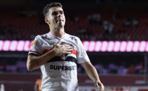 oscar mal voltou ao time do são paulo e já é destaque a nível nacional