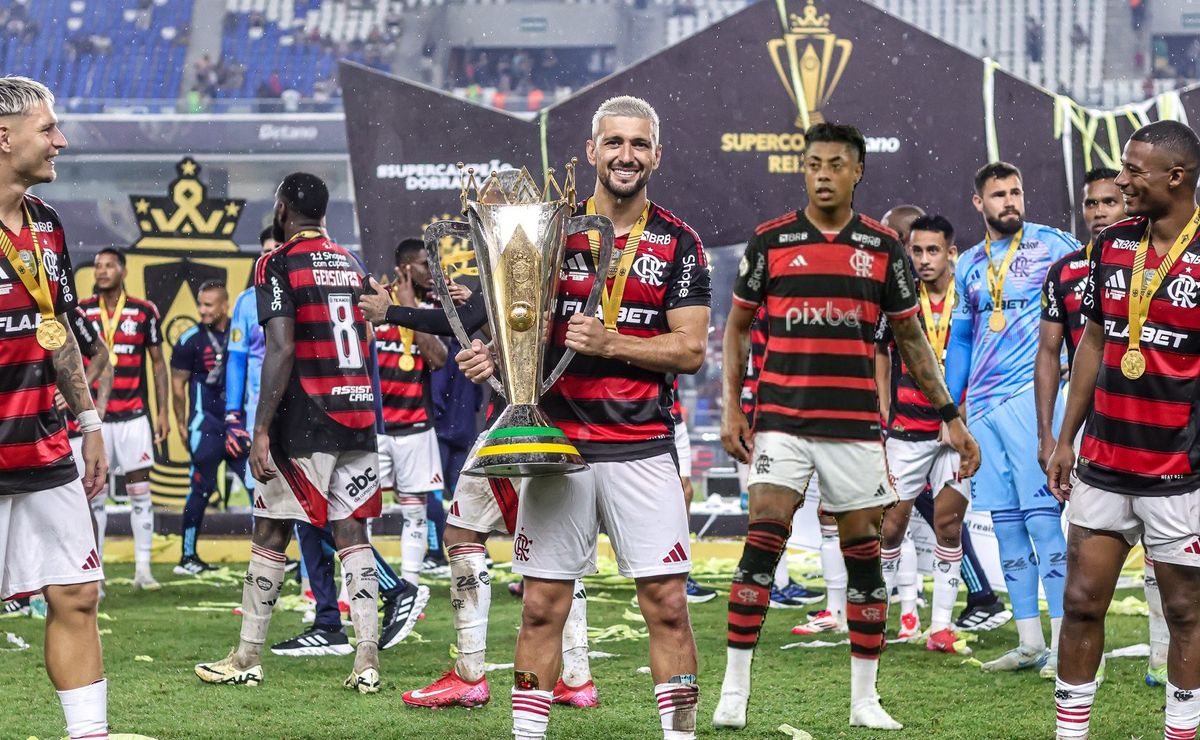 torcida do flamengo se rende a arrascaeta e bruno henrique após título na supercopa: “heróis eternos!”