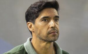 abel ferreira faz cobrança a leila e barros após classificação do palmeiras: “faça um esforço”
