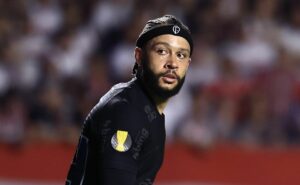 memphis depay alerta corinthians sobre problema que precisa referente a posse de bola: “temos que achar…”