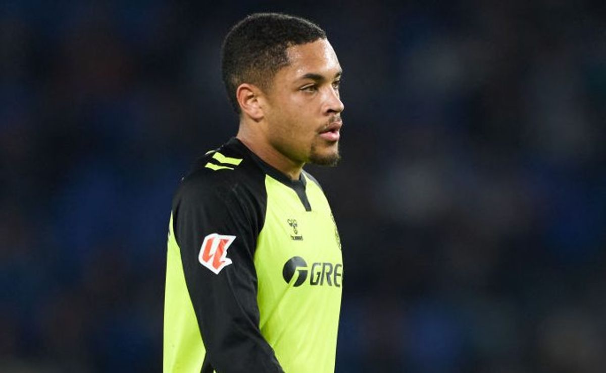 vitor roque, na mira do palmeiras, não pediu para sair do betis, afirma andré cury