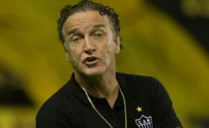 cuca minimiza repercussão de lance polêmico do clássico e rebate alexandre mattos