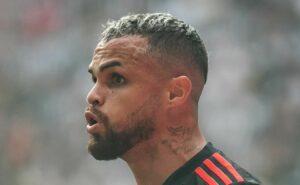 torcida do flamengo dispara contra michael e plata no clássico: “não são titulares nunca”