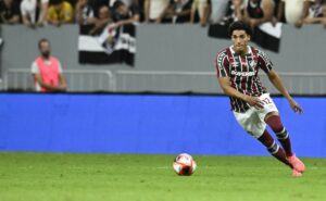 gabriel fuentes vive bom momento e larga na frente como maior garçom do fluminense em 2025