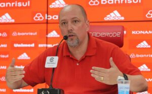 alessandro barcellos promete contratar zagueiro e lateral direito ao internacional até 14 de fevereiro