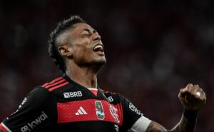 bruno henrique pode ultrapassar gabigol em gols contra rivais e torcida comemora: “bh, rei dos clássicos!”