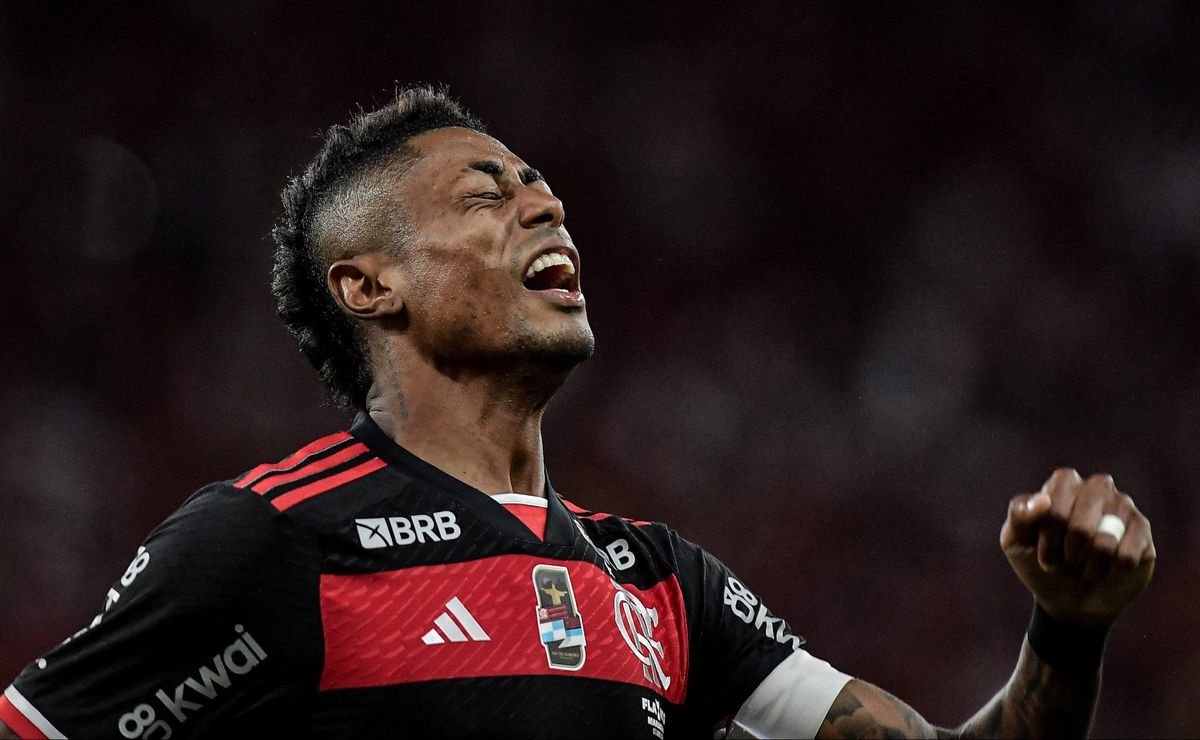 bruno henrique pode ultrapassar gabigol em gols contra rivais e torcida comemora: “bh, rei dos clássicos!”