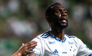bolasie, do cruzeiro, alfineta o atlético mg e torcida rebate: “está delirando com a derrota”