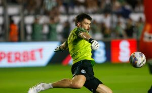 torcedores do imortal vibram com atuação de volpi em são raimundo x grêmio