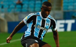 elias manoel vai jogar no brasil em 2025 e operação não rende nenhum centavo aos cofres do grêmio