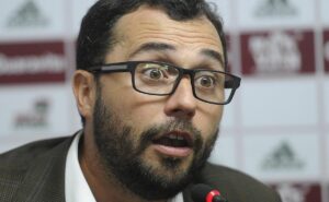 jornalista critica decisão de mário bittencourt sobre a venda de kauã elias no fluminense